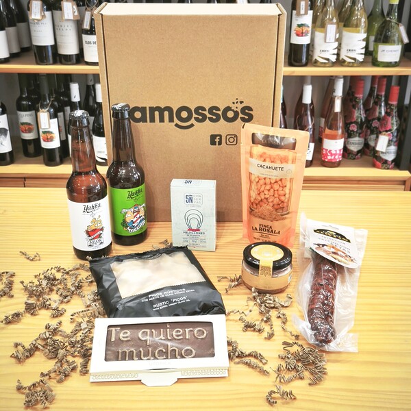 Caja regalo gourmet con cervezas artesanas Un poco de amor y Siempre juntos IPA, embutidos, conservas y snacks