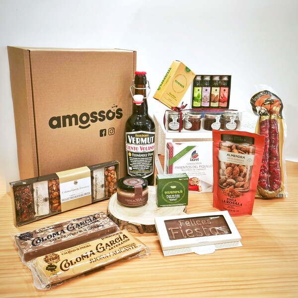 Caja gourmet Navidad con vermut rojo, turrones, chocolate, frutos secos, embutido, mermeladasy patés
