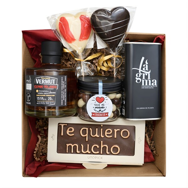Cesta regalo gourmet San Valentín con chocolate artesano, aceite de oliva virgen extra, vermut blanco y dulces artesanos de la Comunidad Valenciana, envuelta en celofán con cinta de corazones