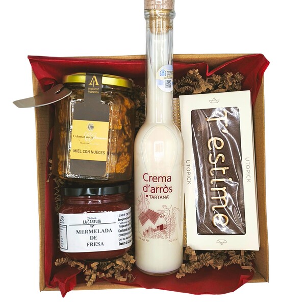 Cesta regalo gourmet T’estime con licor de arroz, miel con nueces, mermelada de fresa y chocolate artesano, productos artesanos de la Comunidad Valenciana