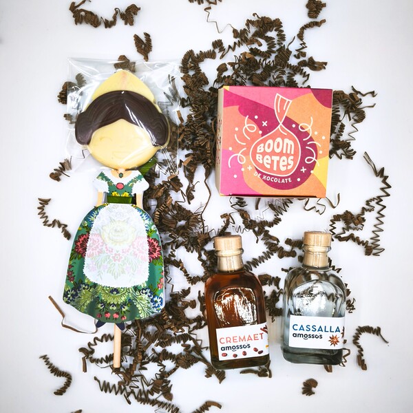 Cesta gourmet fallas con chocolate artesanal valenciano, licor cremaet y cazalla, pack regalo fallera con productos típicos de la Comunitat Valenciana