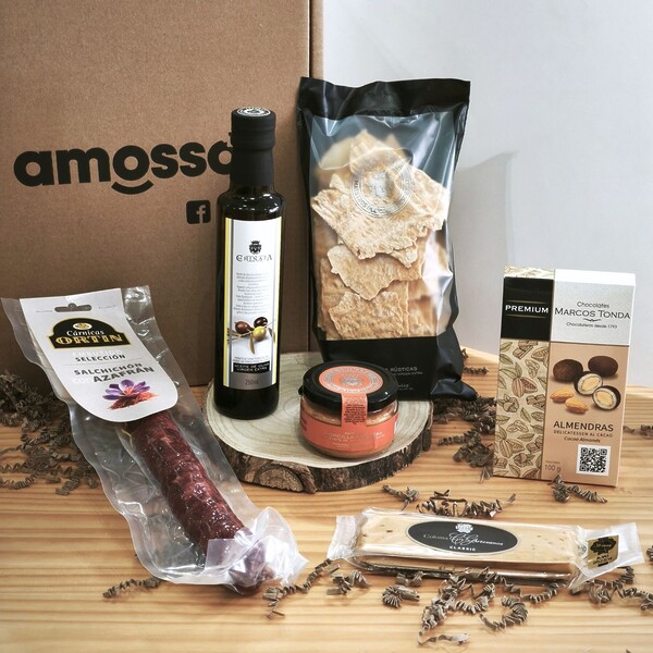 Lote de Navidad sin alcohol con turrón, embutido, paté, regañás y aceite de oliva