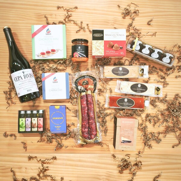 Lote navideño de productos gourmet compuesto por dulce y salado, vino de Rioja