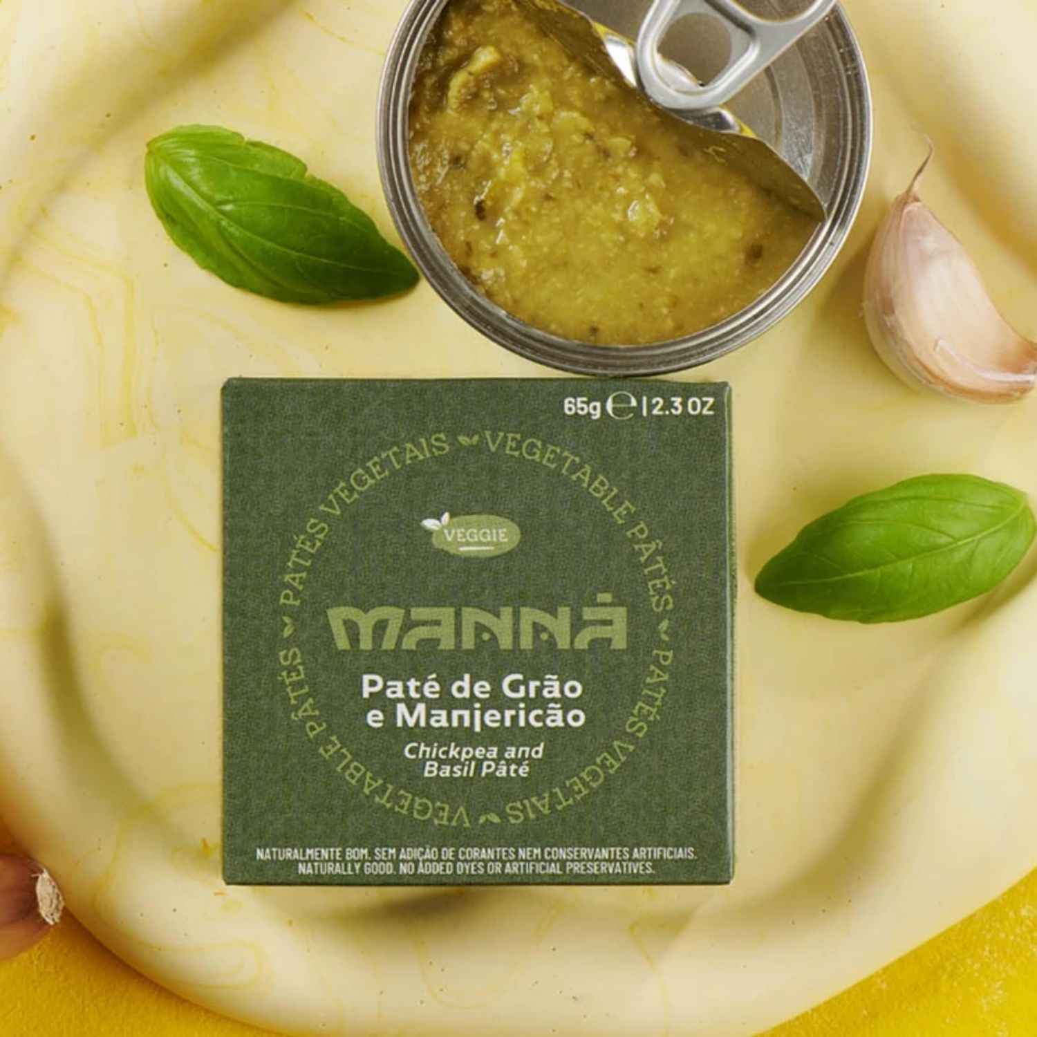 Envase y lata abierta con albahaca y ajo