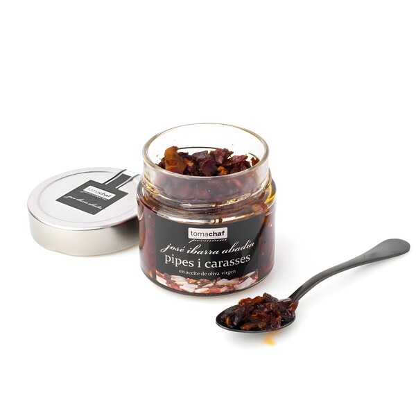 Bote abierto de Pipes i carasses Tomachaf con porción servida en cucharita, aperitivo valenciano tradicional listo para disfrutar