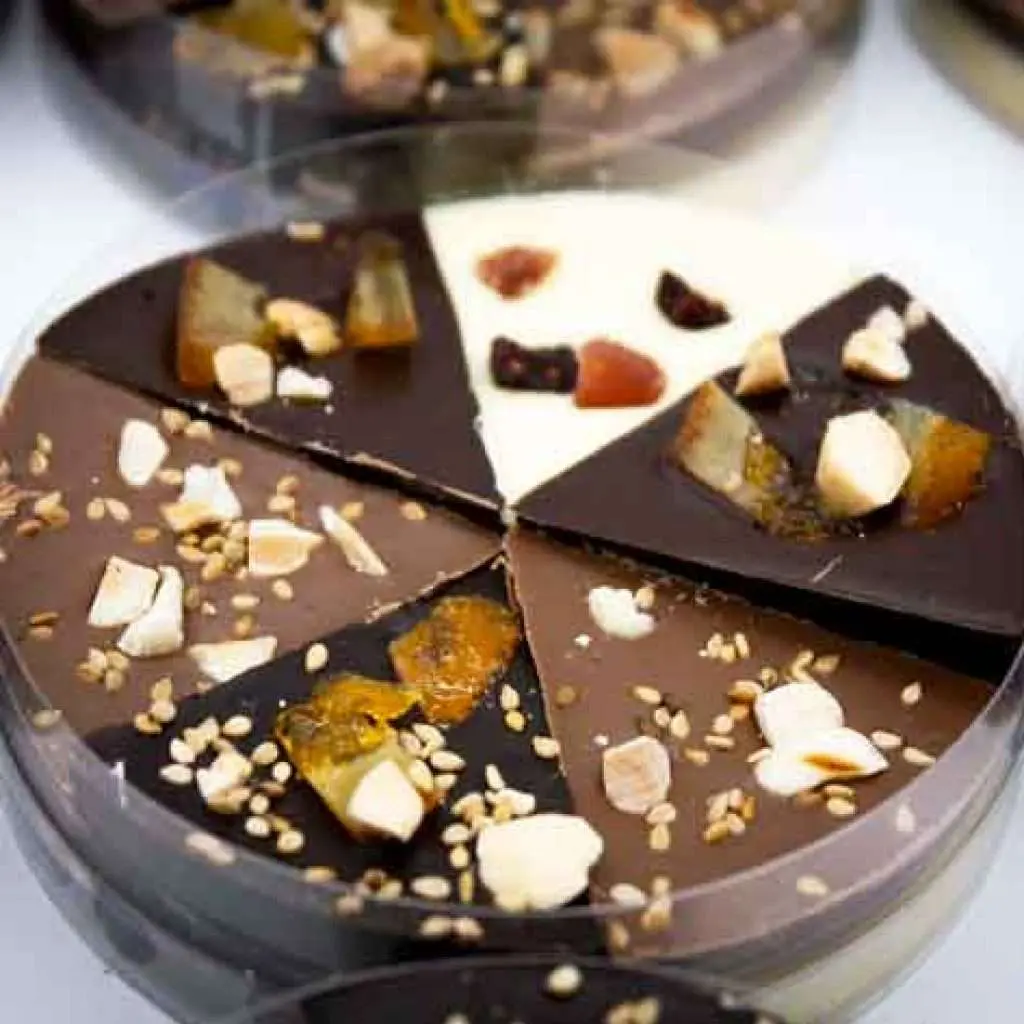 Mini pizzas de cuatro chocolates con frutos secos y frutas deshidratadas