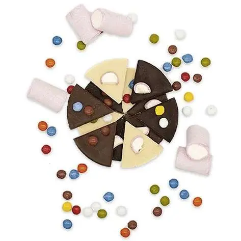 Mini pizzas de tres chocolates con Lacasitos y nubes