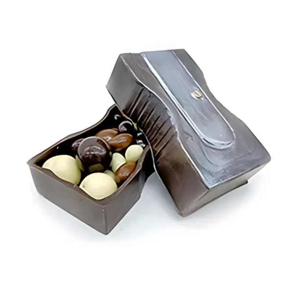 Sacapuntas de chocolate relleno de grageas de cacahuetes de chocolate