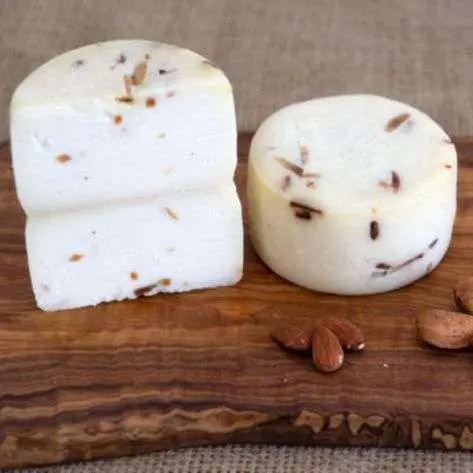 Queso semicurado de cabra con almendras (sólo recogida en tienda)